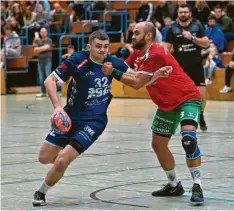  ?? Foto: Ernst Mayer ?? Der Niederraun­auer Oliver Blösch (am Ball) und sein Team stehen aktuell auf einem Nichtabsti­egsplatz.