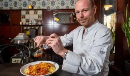  ?? FOTO JORIS HERREGODS ?? Chef-kok Nicolas Moreels met de Alma-spaghetti.