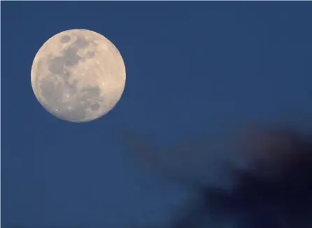  ?? RAFAEL PACHECO ?? Esta imagen de la Luna llena fue tomada desde Tierra Blanca de Cartago, en diciembre pasado. El satélite empezará a tapar a Marte a partir de las 11:30 p. m. de este lunes.