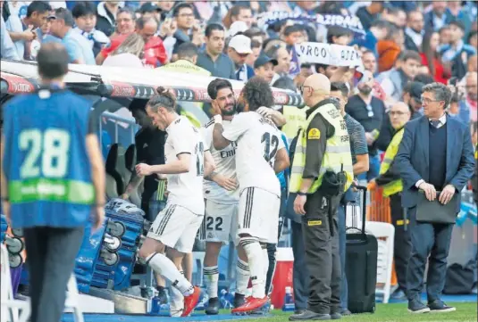  ??  ?? AHORA SONRÍEN. Bale, Isco y Marcelo, tres de los señalados durante la etapa con Solari, destacaron y salieron del Bernabéu con otro rostro...