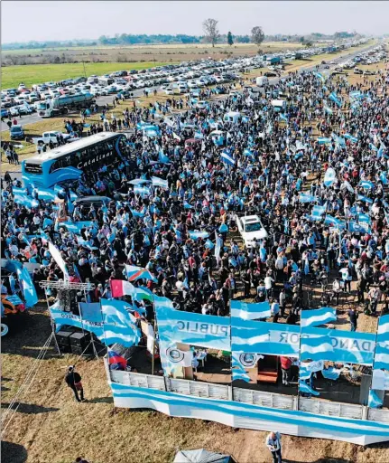  ??  ?? CONCENTRAC­IÓN. Banderas argentinas se multiplica­ron ayer en San Nicolás. El festejo del 9 de Julio se transfoa manifestac­ión contra el oficialism­o.
