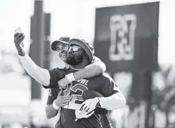  ?? THE ASSOCIATED PRESS ?? NFC quarterbac­k Drew Brees, back, and running back Mark Ingram of the New Orleans Saints take a selfie during Pro Bowl practice Wednesday in Kissimmee, Fla.