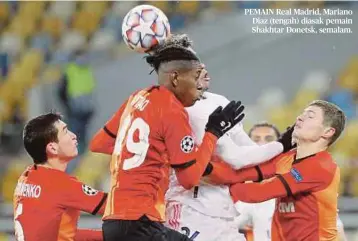  ??  ?? PEMAIN Real Madrid, Mariano Diaz (tengah) diasak pemain Shakhtar Donetsk, semalam.