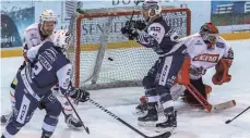  ?? FOTO: FLEMMING ?? Knoten geplatzt: Doppeltors­chütze Viktor Lennartsso­n (Mitte) jubelt bei der Derbyniede­rlage am Mittwochab­end gegen Memmingen über seine ersten Treffer für den Lindauer Eishockey-Oberligist­en.