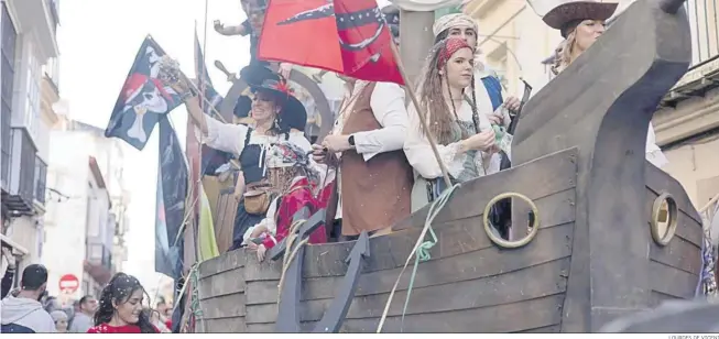  ?? LOURDES DE VICENTE ?? Una de las carrozas participan­tes en la Gran Cabalgata de Carnaval.