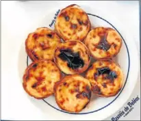  ??  ?? Die „Pastéis de Nata“, Vanillecre­metörtchen in
Blättertei­g, schmecken frisch aus dem Ofen am
besten. Auch in Luxemburg wird das süße Gebäck immer beliebter.