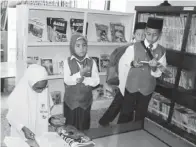  ??  ?? TIGA pengawas Pusat Sumber Al Fateh SK Kampung Titingan sedang memeriksa bahan buku yang terdapat di pusat sumber yang dilawati.