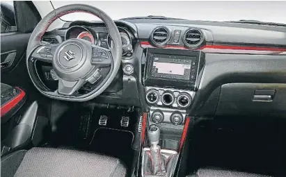  ?? Su ambientaci­ón interior se basa en detalles decorativo­s en rojo, volante de cuero y pedales de acero ??