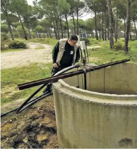  ?? Foto: WWF ?? Brunnen-Inspektore­n auf der Suche nach Wasser.