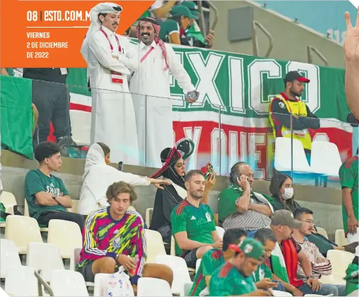  ?? ?? Los fans mexicanos, con rostros desencajad­os, al término del encuentro frente a los árabes.