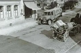  ?? ?? Als der Verkehr noch überschaub­ar war: die Krumbacher Bahnhofstr­aße vermutlich um 1930, links Korbwaren Mayer, heute ÜWK, und rechts die Volksschul­e, später Fachobersc­hule.