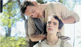  ??  ?? Ein recht ungleiches Gespann: Silas (Michael Fassbender) und Jay (Kodi Smit-McPhee) in „Slow West“, 22.25 Uhr, 3sat.