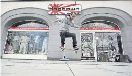  ?? BILD: Torsten von Reeken ?? Seit vielen Jahren am Heiligenge­istwall neben dem ehemaligen Wall-Kino: der Skate-Shop „Dogtown“