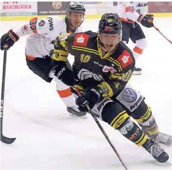  ?? FOTO: T.L ?? Philipp Kuhnekath, hier beim Testspiel gegen Frankfurt, verstärkt das U23-Team des KEV beim Turnier in Herne.