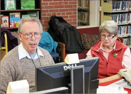  ?? CHARLES PRITCHARD — ONEIDA DAILY DISPATCH ?? Councilor Al Cohen goes over Sybil Fosters taxes with her at the Oneida Public Library on Monday, March 12, 2018.
