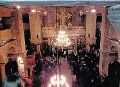  ??  ?? Stunden dauern die Oster- Gottesdien­ste in der Kathedrale von Parikia. In der Osternacht ist das uralte Gotteshaus überlaufen