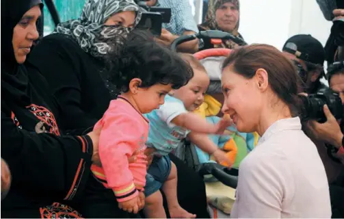  ?? ?? Ashley Judd, aktorka i ambasadork­a dobrej woli United Nations Population Fund (UNFPA), odwiedza klinikę ginekologi­czną dla syryjskich uchodźczyń finansowan­ą przez UNFPA w obozie dla uchodźców Zaatari w Jordanii w 2016 roku.