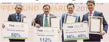  ??  ?? DARI kiri, Ketua Pegawai Operasi, Pelaburan MARA Berhad Tengku Ahmad Badli Shah Raja Hussin, Pengerusi PMB Investment Berhad, Datuk Abdul Malik Ismail, Nazim dan Najmi menunjukka­n prestasi dana terbaik PMB Investment yang memenangi Anugerah Dana Lipper 2018.