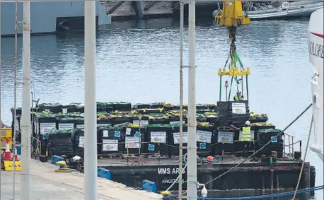  ?? REUTERS ?? Humanitari­an aid for Gaza is loaded onto a platform next to a Spanish NGO Open Arms rescue vessel, at the port of Larnaca, Cyprus on Saturday.