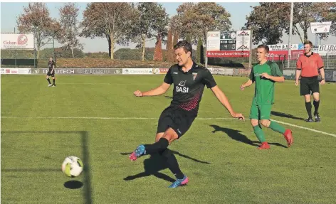  ?? RP-FOTO: NIPKO ?? Nur eine Momentaufn­ahme: Als Fran Lukic zur zweiten Halbzeit eingewechs­elt wurde, zeigte die Anzeigenta­fel im Beecker Waldstadio­n noch 4:0. Am Ende siegte der FC Wegberg-Beeck mit 10:0 gegen den A-Ligisten ASV St. Augustin..