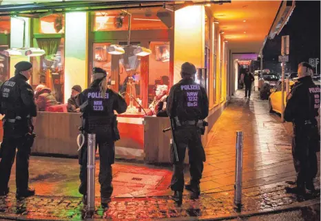  ?? FOTO: BERND THISSEN/DPA ?? Polizisten sichern in Bochum während einer Razzia eine Shisha-Bar. Die Aktion richtet sich gegen kriminelle Clans in Nordrhein-Westfallen.