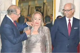  ?? E. ROUSTAND ?? Danilo Medina reconoció a Luisa Fernández en un acto en el Palacio Nacional.