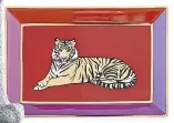  ?? ?? Jonathan Adler safari rectangle tray, £82, Jonathan Adler
Posing proudly, anything you proffer on this safari tray will look that much more tantalisin­g with this fabulous feline taking centre stage.