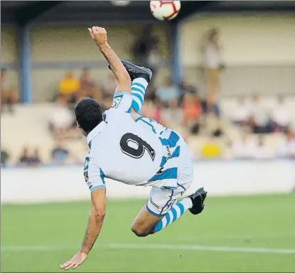  ?? FOTO: LUIS MARI UNCITI ?? Imanol Agirretxe intenta rematar de volea en el aire un balón ante el Zaragoza