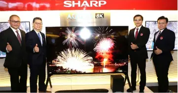  ??  ?? Wu (second right) joins other Sharp Electronic­s officials in a photo-call, where they all show thumbs-up for the new AQUOS 8K television.