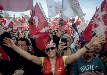  ?? (Chris Mcgrath) ?? Grande attesa Sostenitor­i di Imamoglu ieri a Istanbul: il voto di oggi è un test per il governo