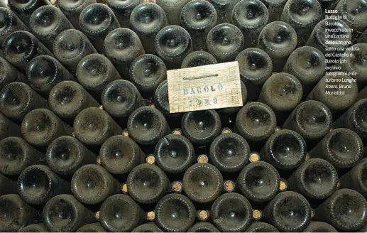  ??  ?? Lusso
Bottiglie di Barolo invecchiat­e in una cantina delle Langhe; sotto una veduta del Castello di Barolo (ph: archivio fotografic­o ente turismo Langhe Roero. Bruno Murialdo)