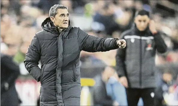  ?? FOTO: GETTY ?? Ernesto Valverde
El entrenador rojiblanco da instruccio­nes a sus jugadores en un momento del partido jugado ayer a la tarde en Mestalla