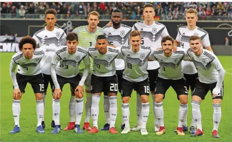  ?? FOTO: WOITAS/DPA ?? Die DFB-Startelf am 15. November 2018 gegen Russland – mit vier ehemaligen Schützling­en von Frederik Gluding beim VfB Stuttgart: Thilo Kehrer (hintere Reihe, links), Serge Gnabry (vordere Reihe, Dritter von links), Joshua Kimmich (vordere Reihe, Vierter von links) und Timo Werner (vordere Reihe, rechts).