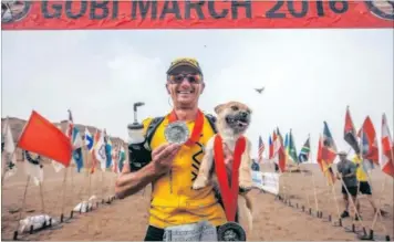  ?? PICTURE: TWITTER ?? Dion Leonard and Gobi the dog at the finish of the Gobi March 2016 run.