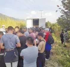  ?? ?? Crisis. Unos 40 migrantes de Centroamér­ica viajaban hacinados en el camión que cayó a un barranco en su intento de llegar a EU.