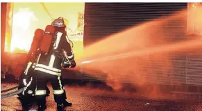  ?? FOTO: EICKERSHOF­F ?? Die Feuerwehr im Einsatz. Das Archivbild zeigteinen Hallenbran­d in Rheinhause­n vor einigen Jahren.