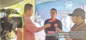  ??  ?? WAKIL The Malaysia Book of Records Juniaddi Ag Tuah ketika ditemurama­h stesen televisyen tempatan.