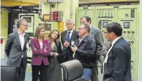  ?? EL PERIÓDICO ?? El consejero de Economía (a la derecha de la imagen) y responsabl­es de la CEX, durante su visita a la Central Nuclear de Almaraz.