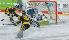  ?? FOTO: EIBNER/FABIAN FRIESE/IMAGO ?? Die Ravensburg Towerstars (Goalie Ilya Sharipov und Lukas Bender) haben das Endspiel ums Play-off-viertelfin­ale bei den Krefeld Pinguinen (li. Matt Marcinew, vo. Josh Macdonald) verloren.