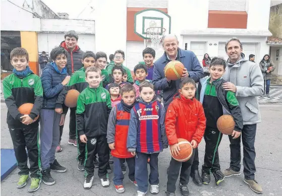  ?? ARCHIVO LA NUEVA. ?? EN UNA de las estaciones de básquet, sobre calle Rivadavia. En la edición del año anterior, una de las tantas actividade­s organizada­s para los festejos.