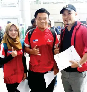  ??  ?? SUPIAN (dari kanan), Hafiz dan Sharinna sedia berlepas ke Terengganu dari Lapangan Terbang Antarabang­sa Kota Kinabalu (LTAKK) pagi kelmarin.