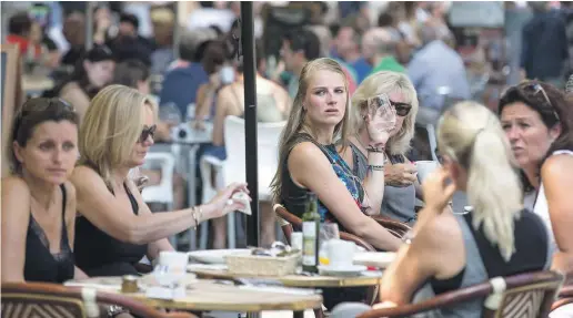  ?? Foto: dpa ?? Touristinn­nen auf der Terrasse einer Bar in Valencia: Spaniens Tourismuss­ektor ist weltweit führend.