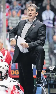  ?? FOTO: IMAGO ?? „Didi“Hegen zu seiner Zeit als Trainer auf der Mannschaft­sbank des EV Duisburg. Düsseldorf ist die Wahlheimat des 54-jährigen Allgäuers.