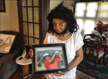  ?? STAFF TOM ARCHDEACON / ?? Margaret Brown holds a photo of her late husband Pete Brown in her Dayton View home on Saturday.