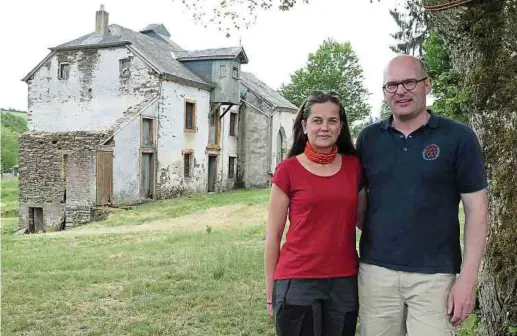  ?? Fotos: John Lamberty ?? André Feltz und Agnès Heldenstei­n wollen die Mitte des 15. Jahrhunder­ts erbaute Bannmillen in Syr wieder zu neuem Leben erwecken. Aufhalten lässt sich das Paar auf dem Weg zu seinem Traum offenbar von keinerlei Hürden und Hinderniss­en.