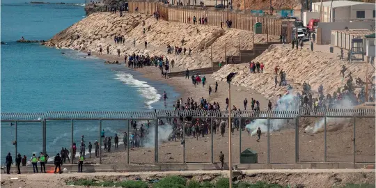  ?? (Sipa) ?? Imagen de la llegada masiva de migrantes de Marruecos a Ceuta el pasado 18 de mayo.