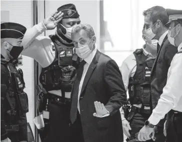  ?? FOTO: AGENCIA ?? > Nicolás Sarkozy deberá cumplir una condena en prisión.