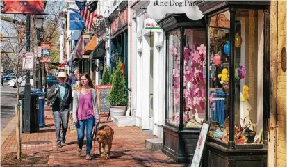  ?? Matt Chenet / Tribune News Service ?? A dog takes its human for a walk in Alexandria, one of America's most dog-friendly cities.