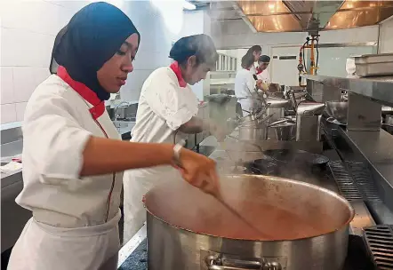  ??  ?? Every last bit: Taylor’s University culinary arts students cooking spaghetti Bolognese with about-to-expire but still good to eat surplus ingredient­s. They produced enough to feed 300 needy people. — SHAHANAAZ HABIB/The Star