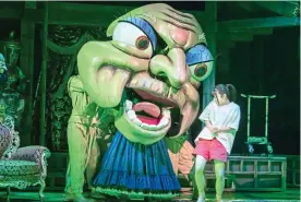  ?? ?? AMAZING PUPPETRY: Mari Natsuki, left, and Mone Kamishirai­shi